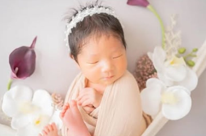お花に囲まれて眠る赤ちゃんのニューボーンフォト
